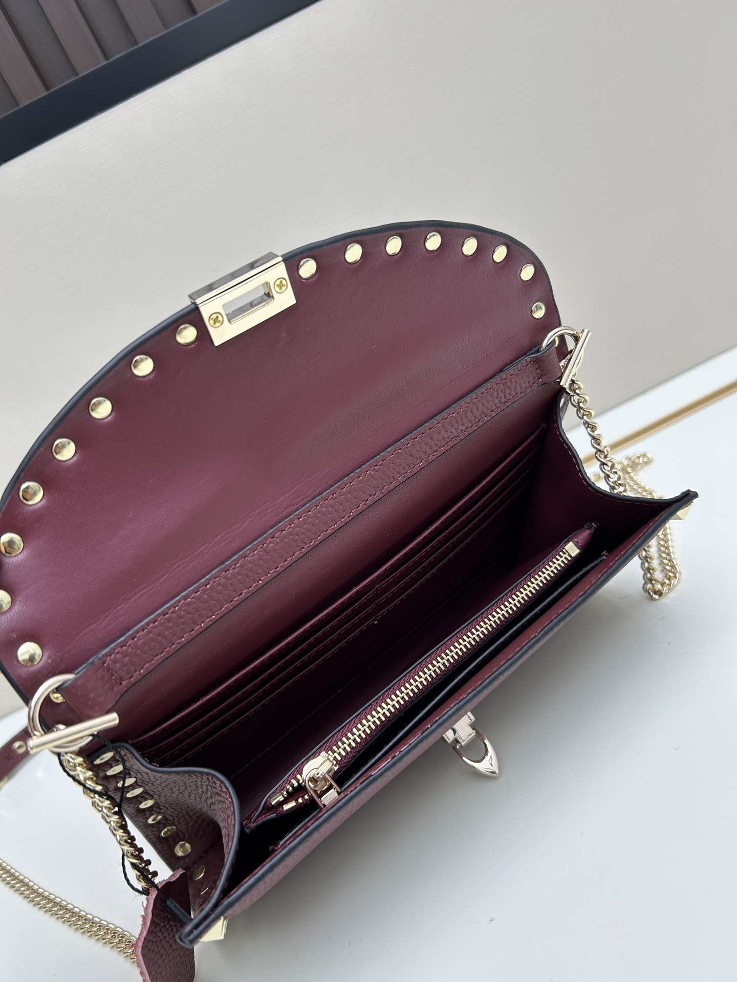 Garavani Rockstud 小号牛皮斜挎包，标志性的钩扣开合设计-金属工艺效果处理铆钉和配件-开