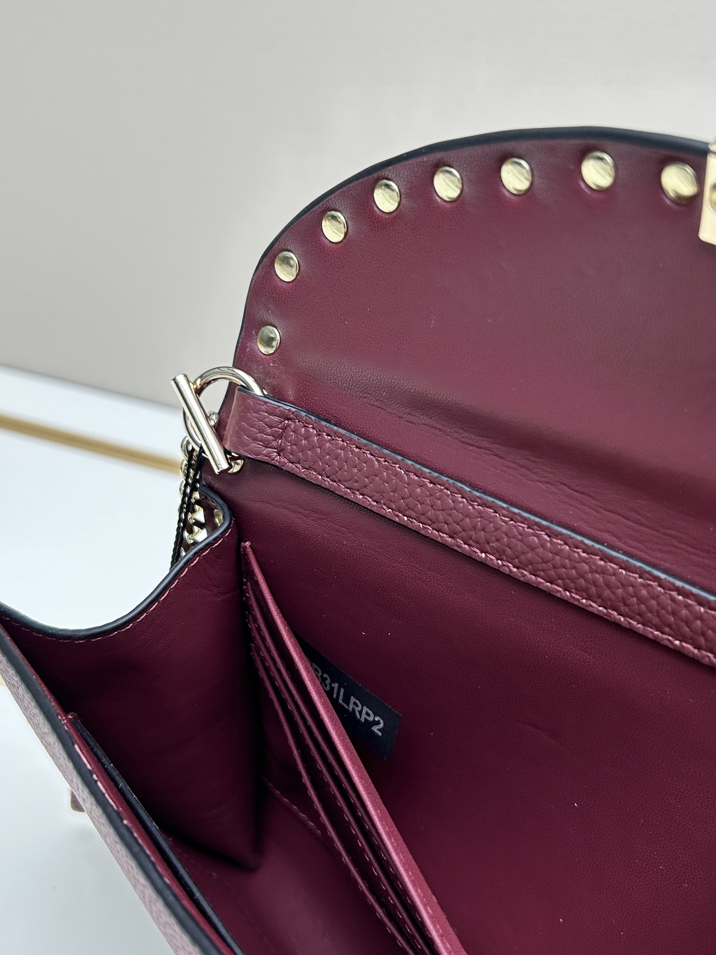 Garavani Rockstud 小号牛皮斜挎包，标志性的钩扣开合设计-金属工艺效果处理铆钉和配件-开