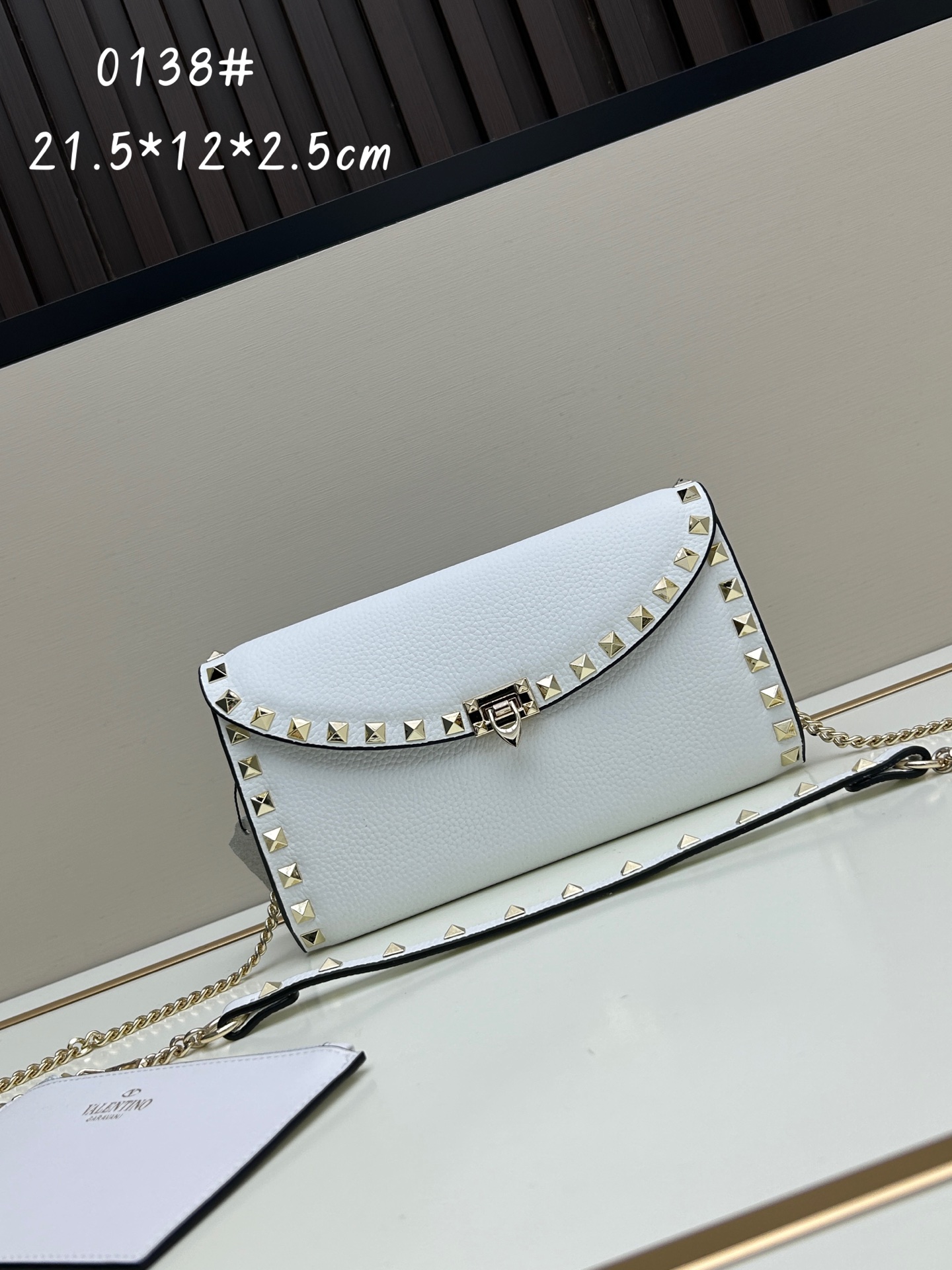 Garavani Rockstud 小号牛皮斜挎包，标志性的钩扣开合设计-金属工艺效果处理铆钉和配件-开