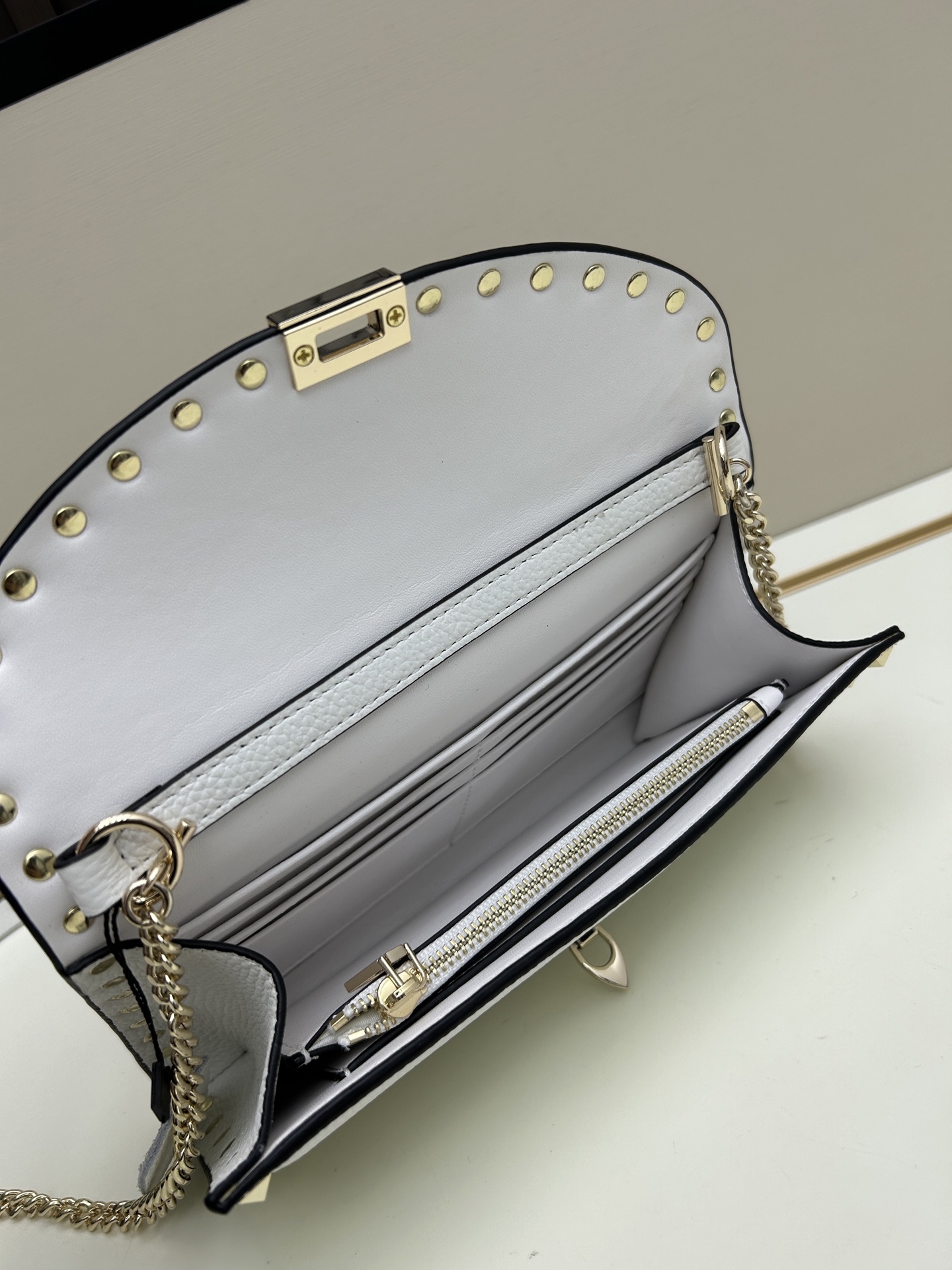 Garavani Rockstud 小号牛皮斜挎包，标志性的钩扣开合设计-金属工艺效果处理铆钉和配件-开