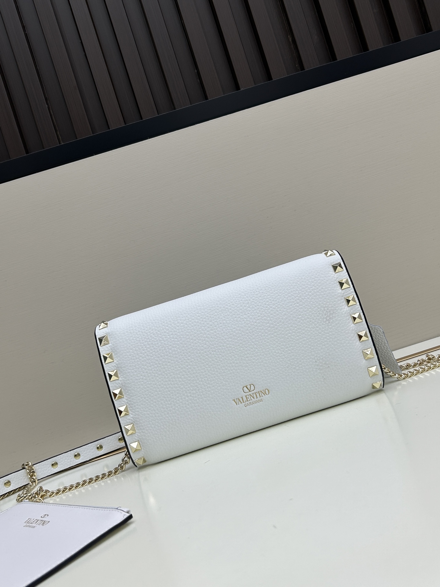 Garavani Rockstud 小号牛皮斜挎包，标志性的钩扣开合设计-金属工艺效果处理铆钉和配件-开