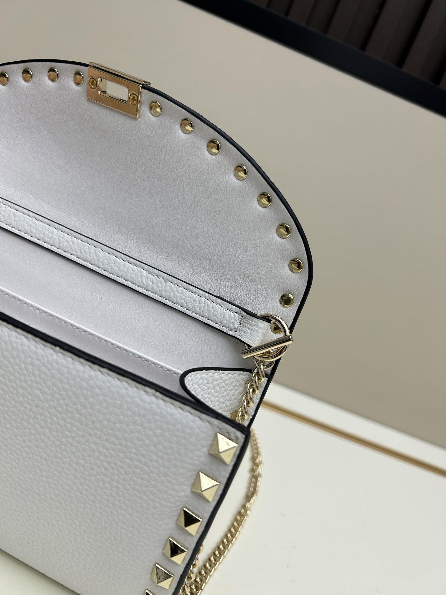 Garavani Rockstud 小号牛皮斜挎包，标志性的钩扣开合设计-金属工艺效果处理铆钉和配件-开