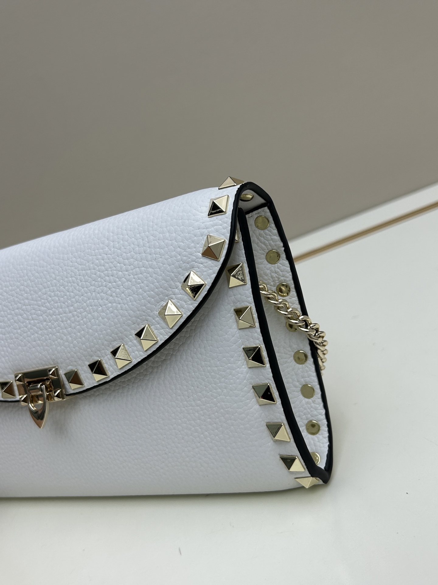 Garavani Rockstud 小号牛皮斜挎包，标志性的钩扣开合设计-金属工艺效果处理铆钉和配件-开