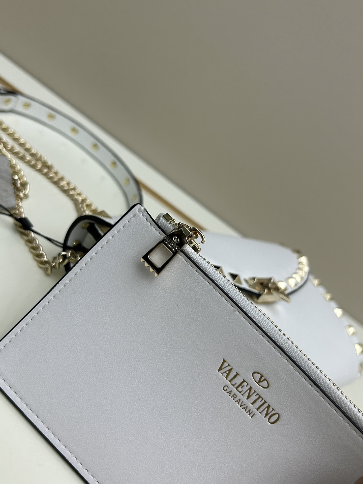 Garavani Rockstud 小号牛皮斜挎包，标志性的钩扣开合设计-金属工艺效果处理铆钉和配件-开