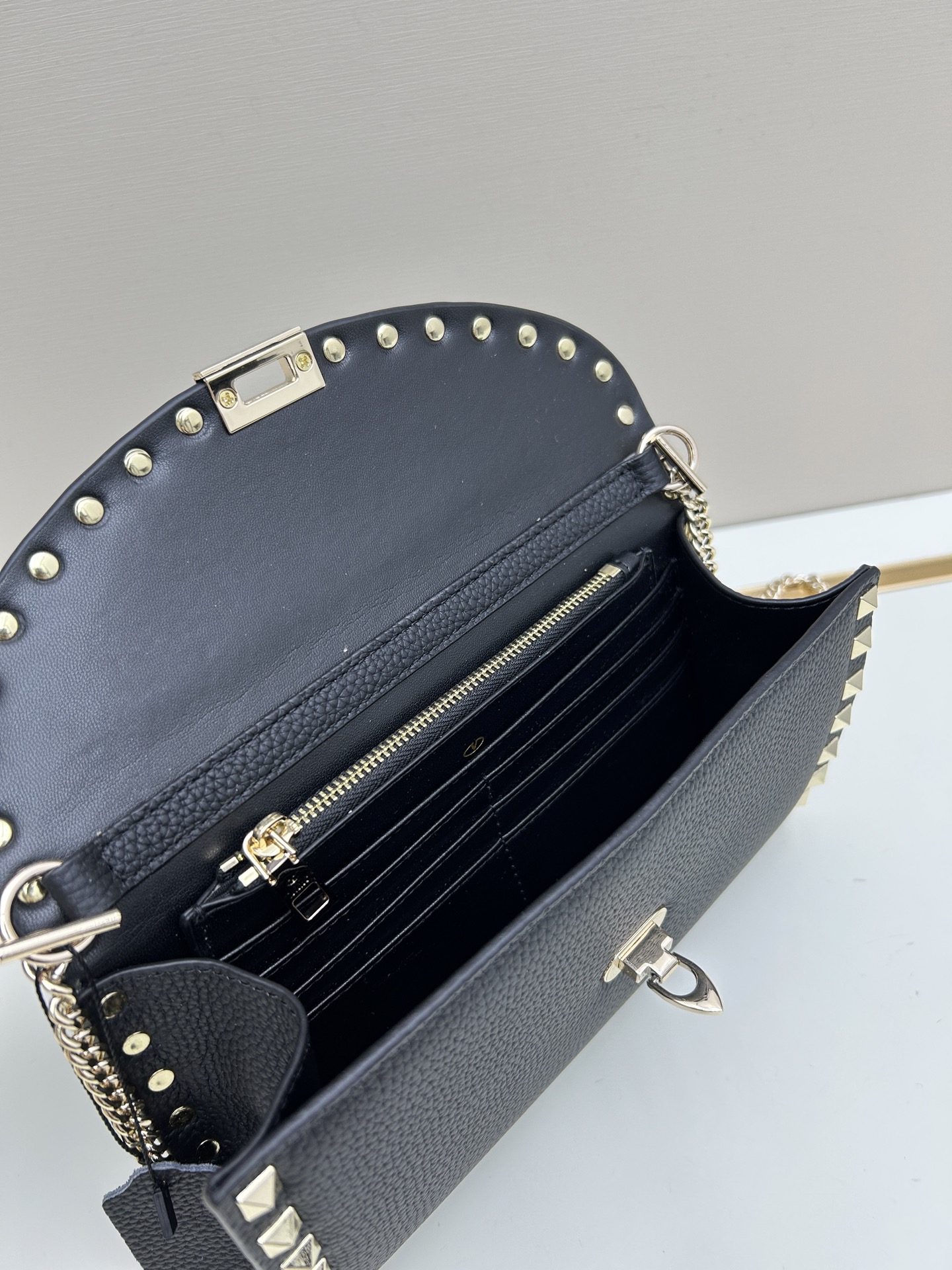 Garavani Rockstud 小号牛皮斜挎包，标志性的钩扣开合设计-金属工艺效果处理铆钉和配件-开