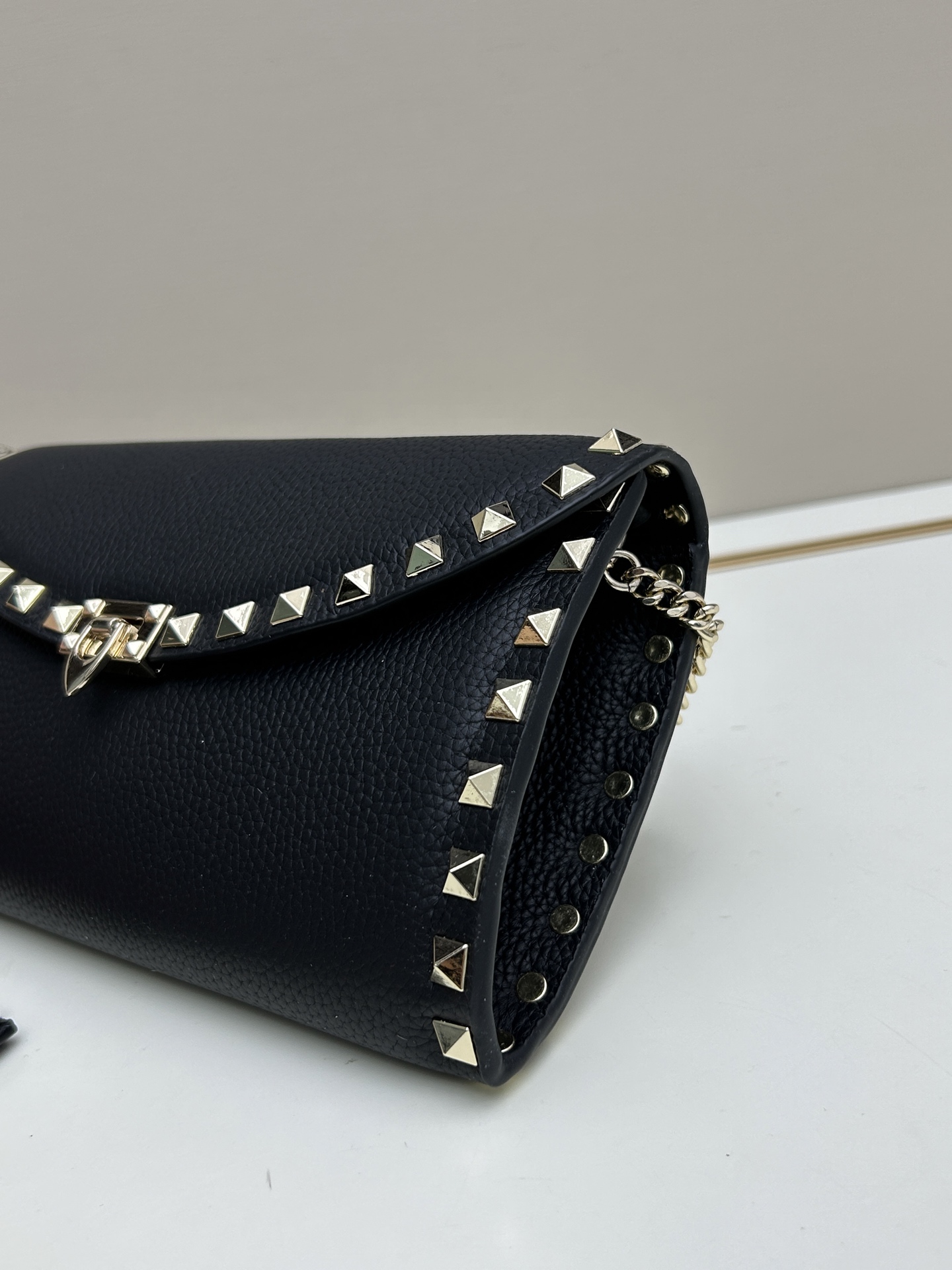 Garavani Rockstud 小号牛皮斜挎包，标志性的钩扣开合设计-金属工艺效果处理铆钉和配件-开