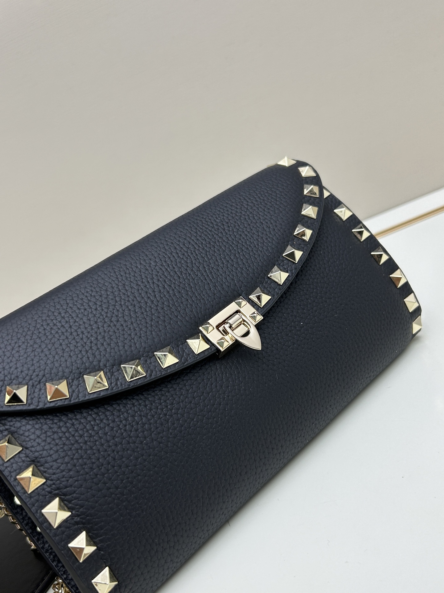 Garavani Rockstud 小号牛皮斜挎包，标志性的钩扣开合设计-金属工艺效果处理铆钉和配件-开