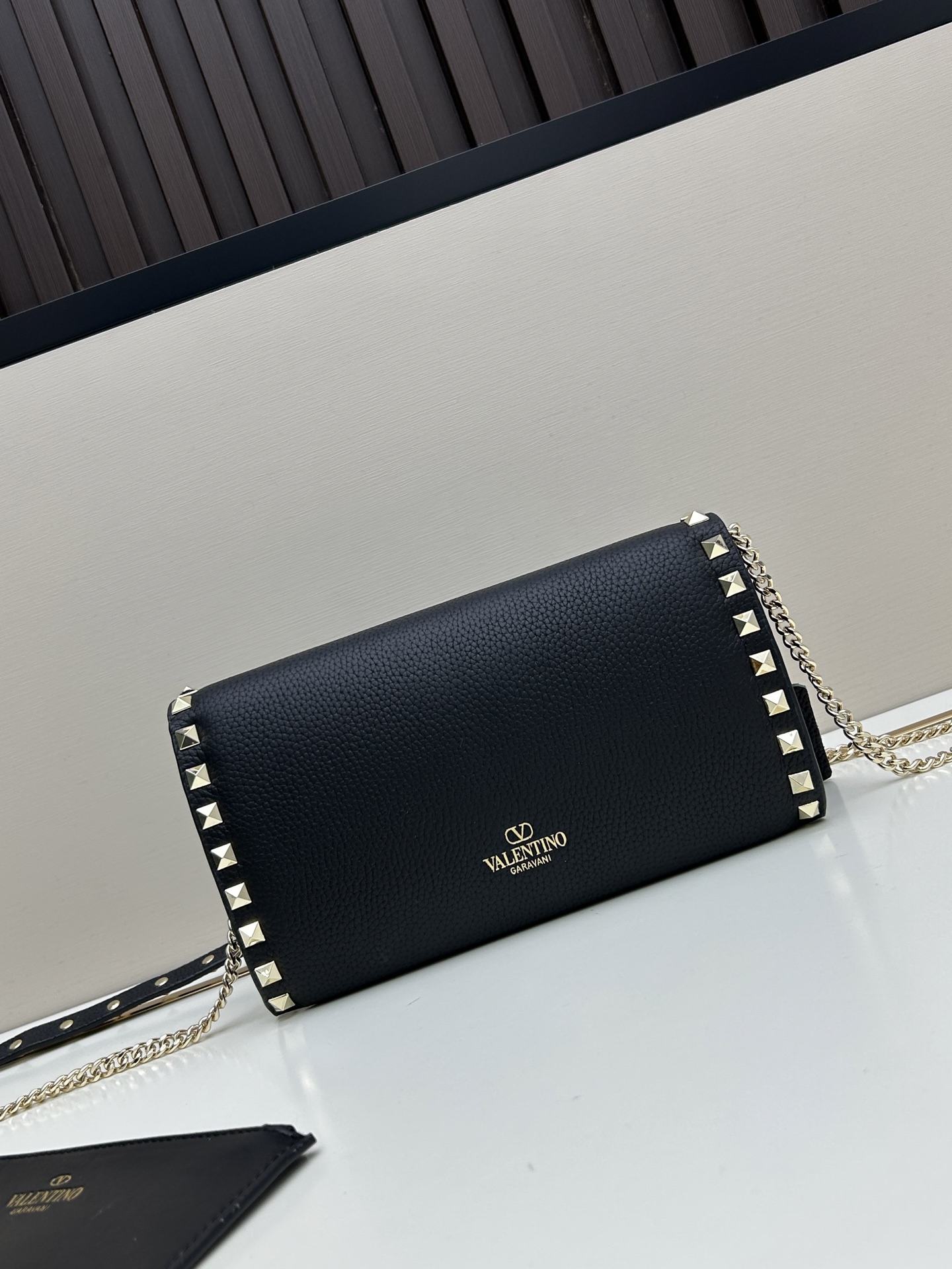 Garavani Rockstud 小号牛皮斜挎包，标志性的钩扣开合设计-金属工艺效果处理铆钉和配件-开