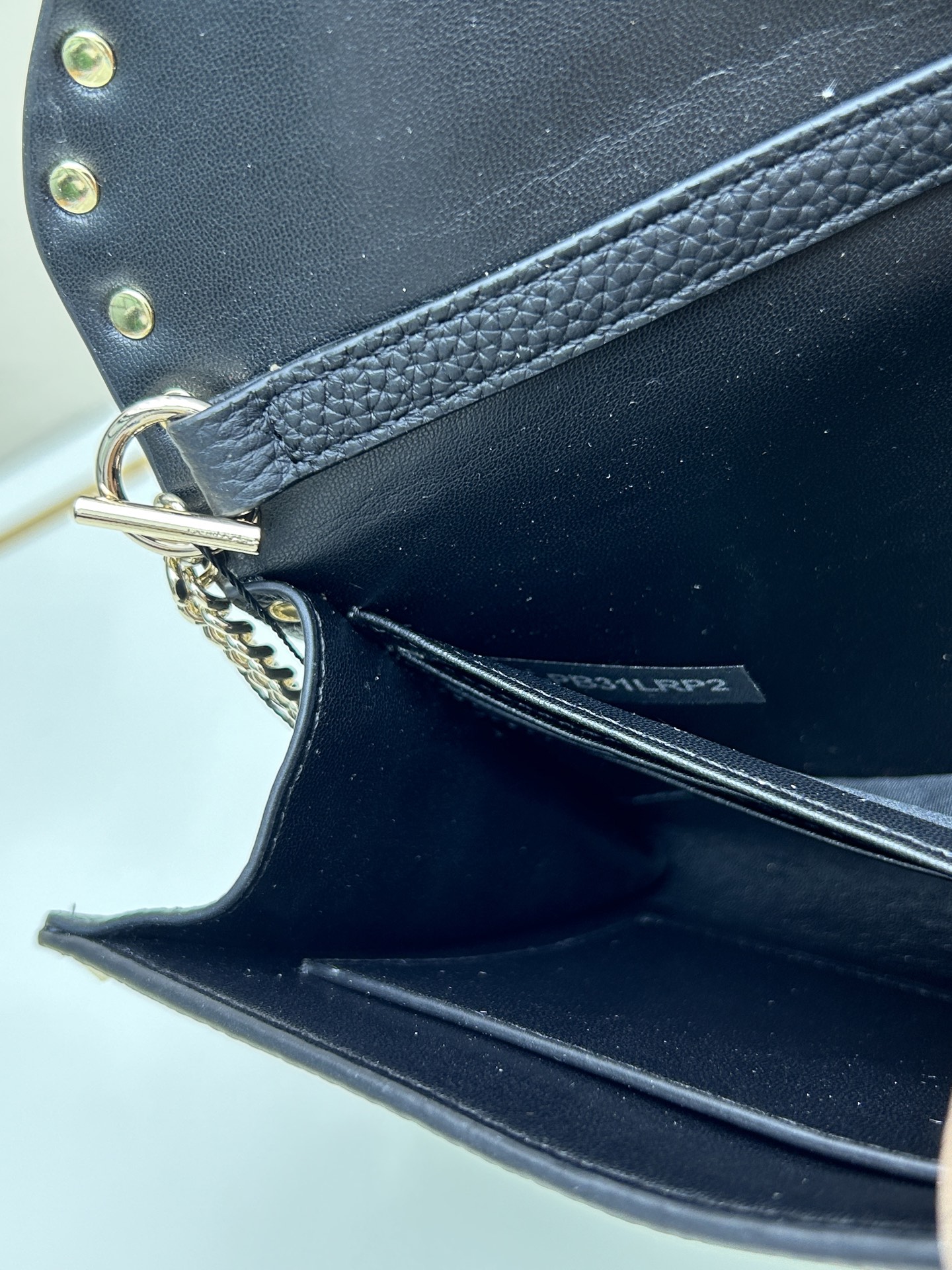 Garavani Rockstud 小号牛皮斜挎包，标志性的钩扣开合设计-金属工艺效果处理铆钉和配件-开