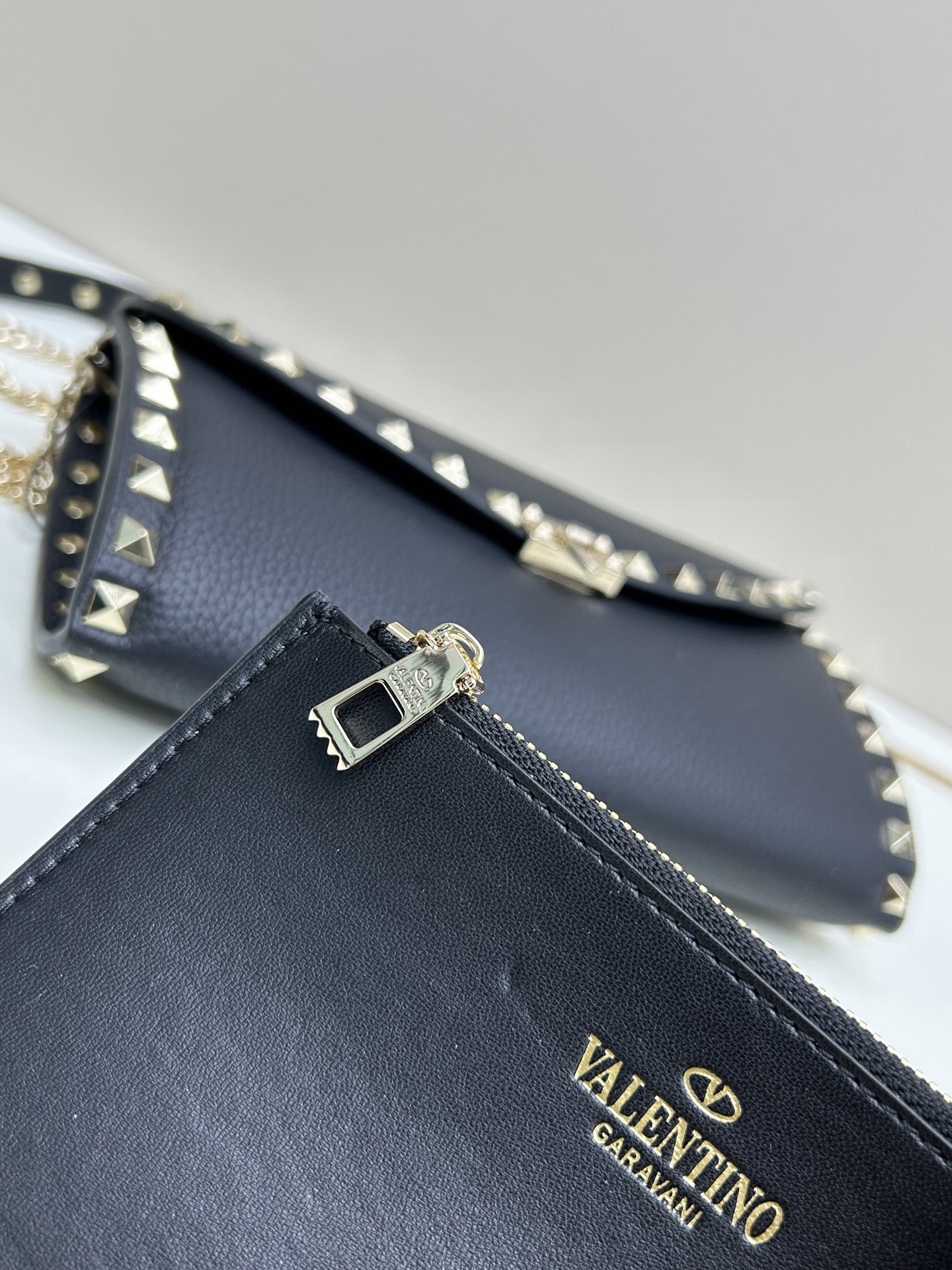 Garavani Rockstud 小号牛皮斜挎包，标志性的钩扣开合设计-金属工艺效果处理铆钉和配件-开