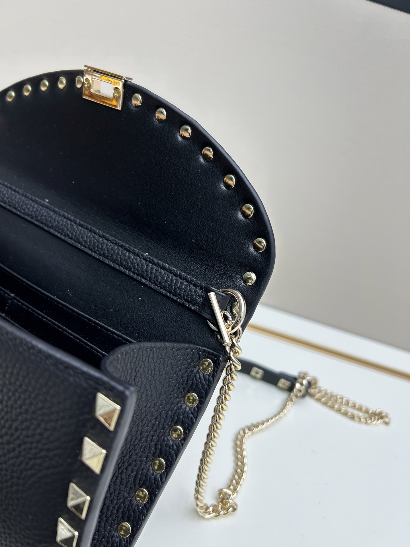 Garavani Rockstud 小号牛皮斜挎包，标志性的钩扣开合设计-金属工艺效果处理铆钉和配件-开