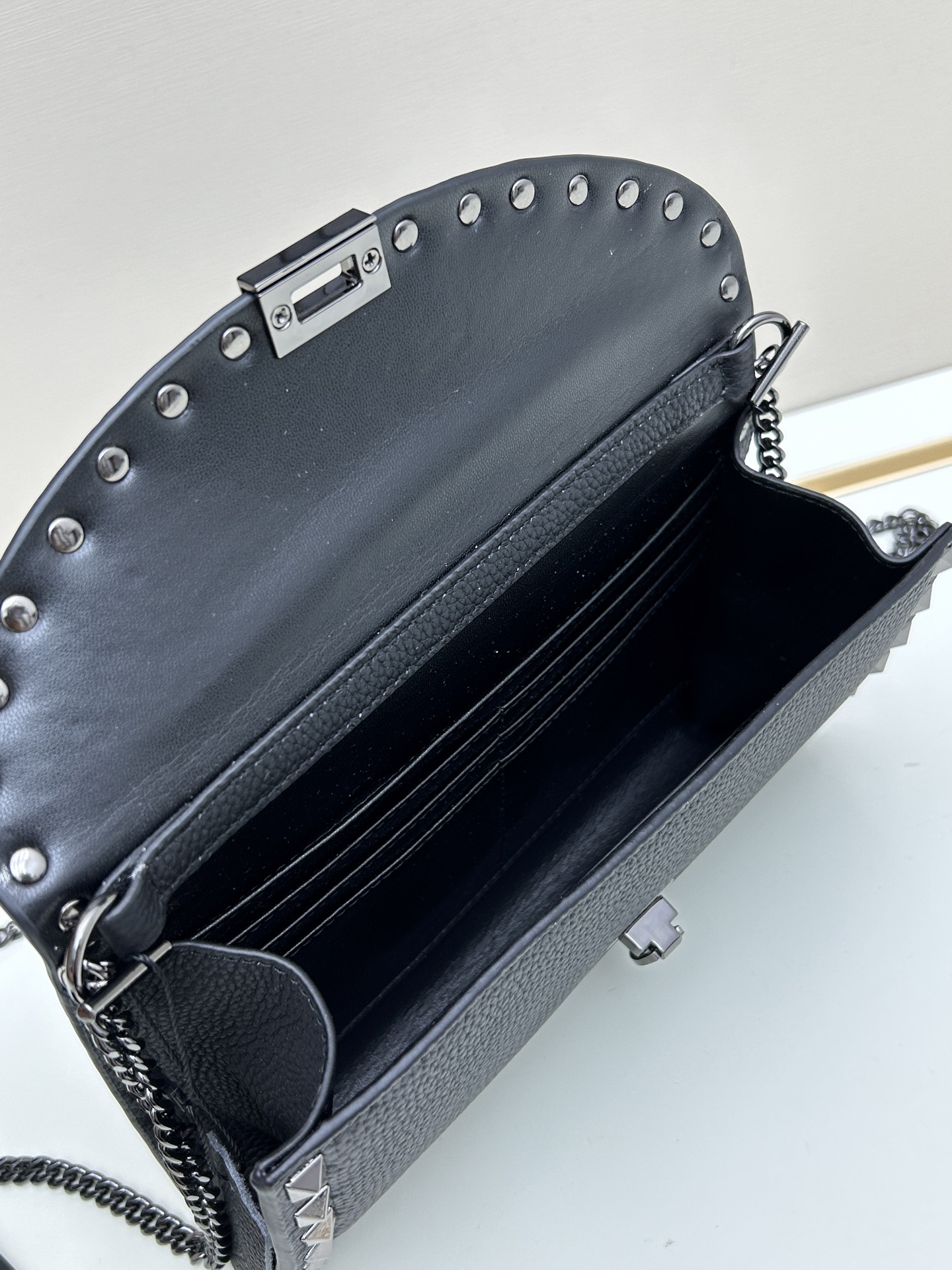 Garavani Rockstud 小号牛皮斜挎包，标志性的钩扣开合设计-金属工艺效果处理铆钉和配件-开