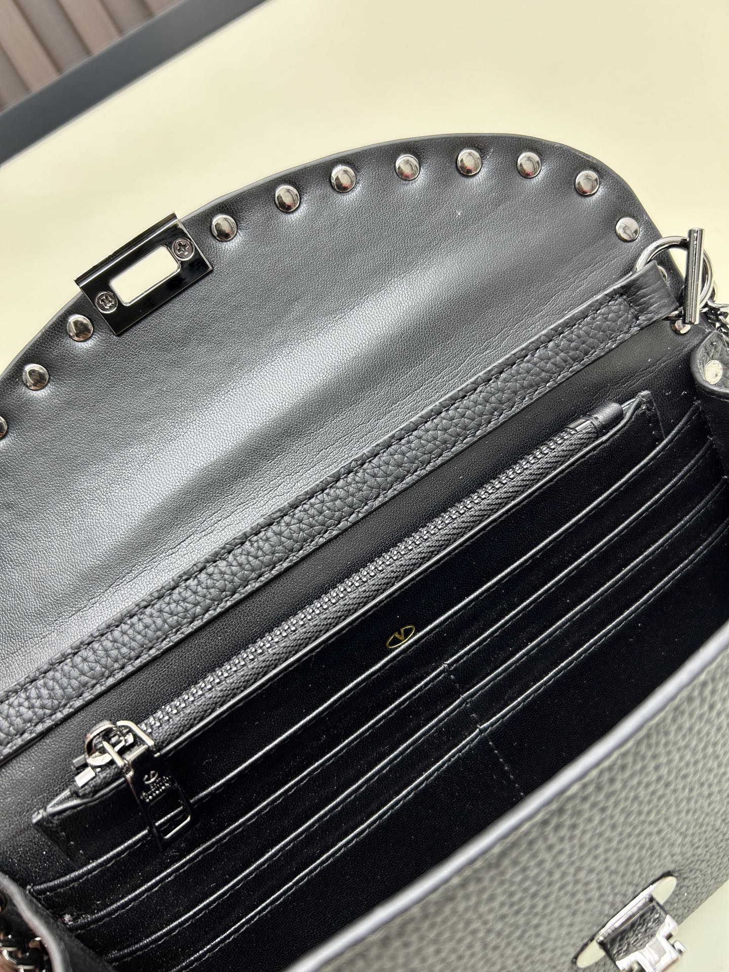 Garavani Rockstud 小号牛皮斜挎包，标志性的钩扣开合设计-金属工艺效果处理铆钉和配件-开