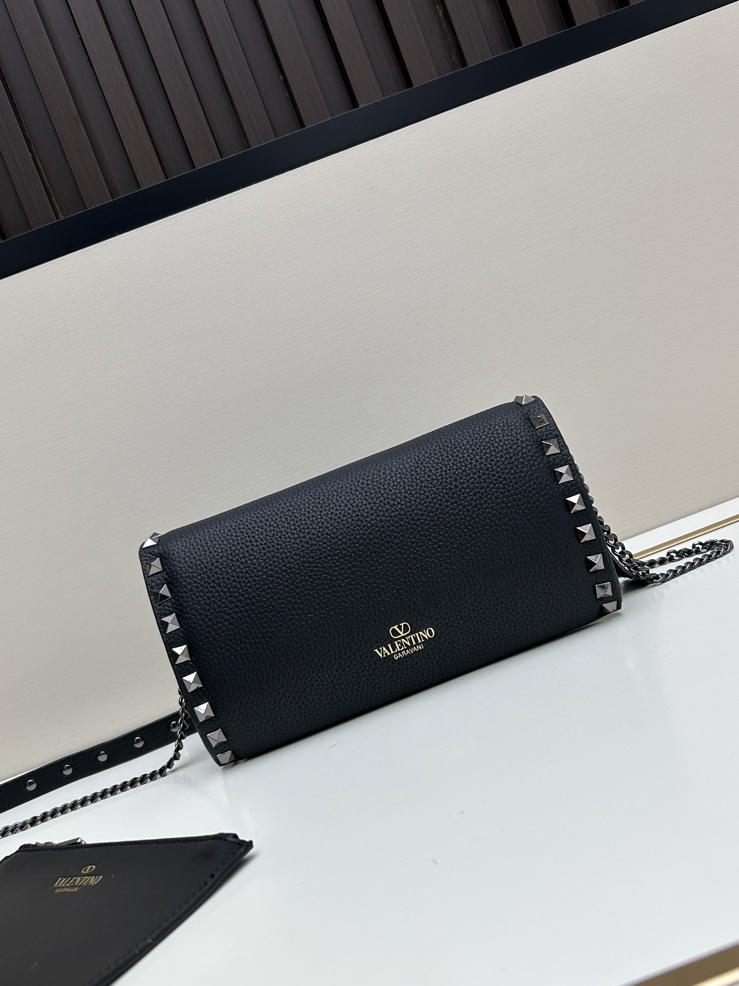 Garavani Rockstud 小号牛皮斜挎包，标志性的钩扣开合设计-金属工艺效果处理铆钉和配件-开