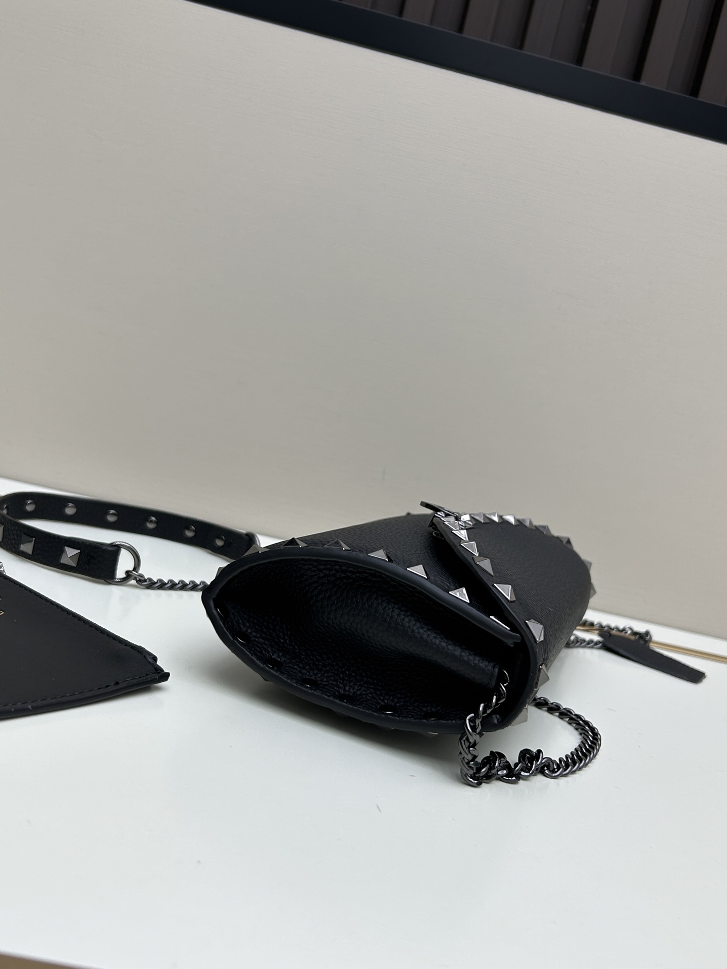 Garavani Rockstud 小号牛皮斜挎包，标志性的钩扣开合设计-金属工艺效果处理铆钉和配件-开