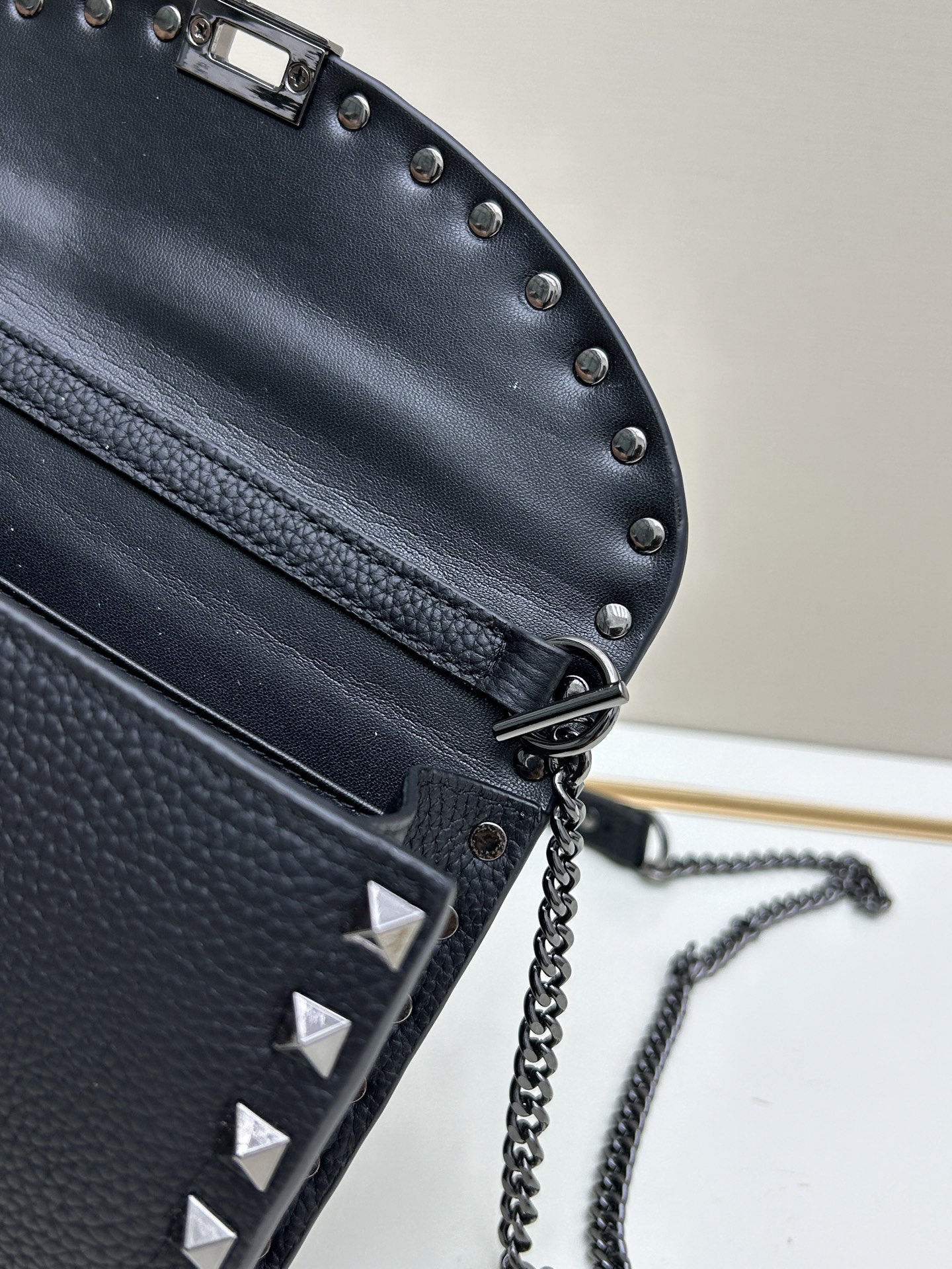 Garavani Rockstud 小号牛皮斜挎包，标志性的钩扣开合设计-金属工艺效果处理铆钉和配件-开