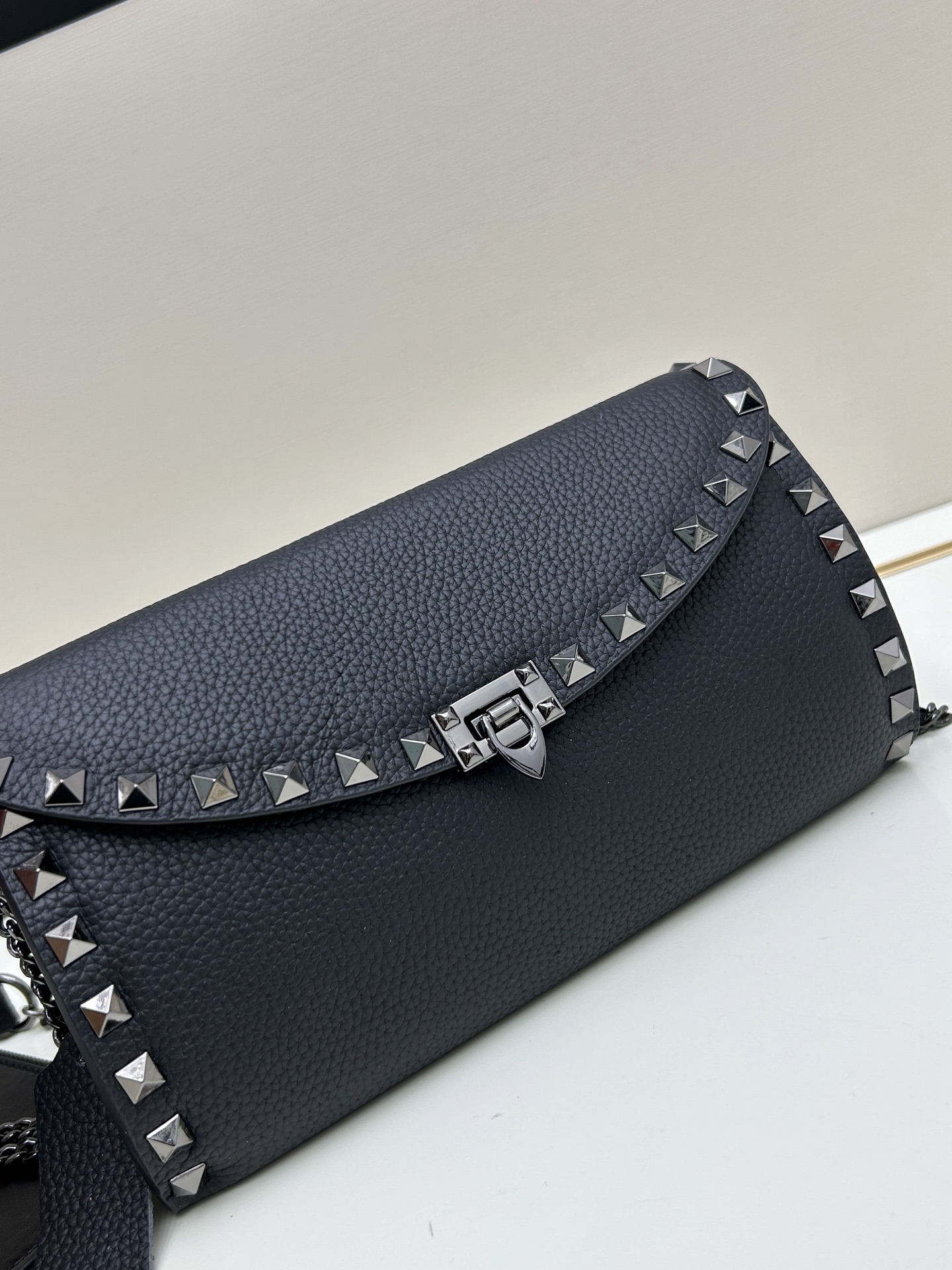 Garavani Rockstud 小号牛皮斜挎包，标志性的钩扣开合设计-金属工艺效果处理铆钉和配件-开