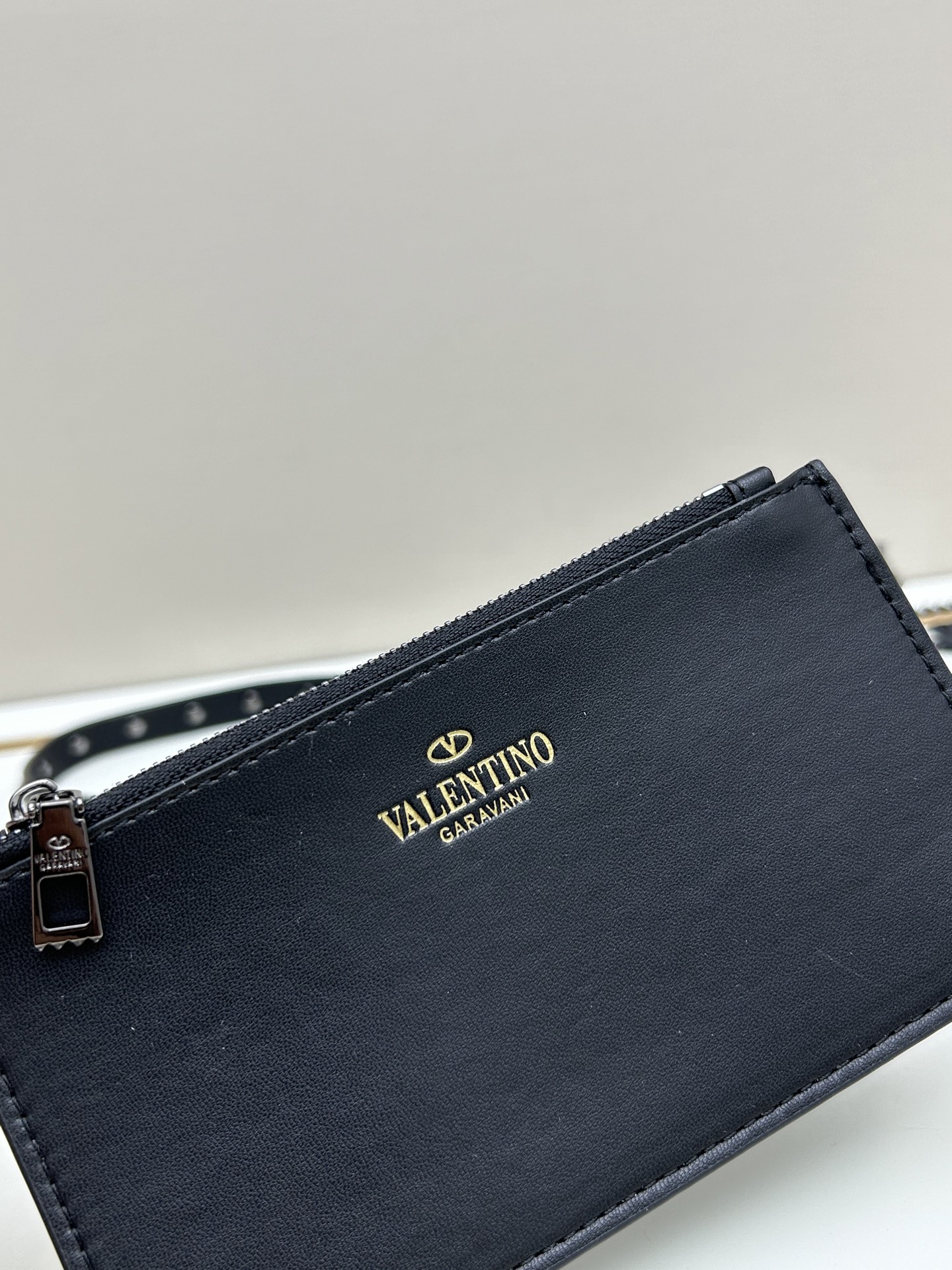 Garavani Rockstud 小号牛皮斜挎包，标志性的钩扣开合设计-金属工艺效果处理铆钉和配件-开