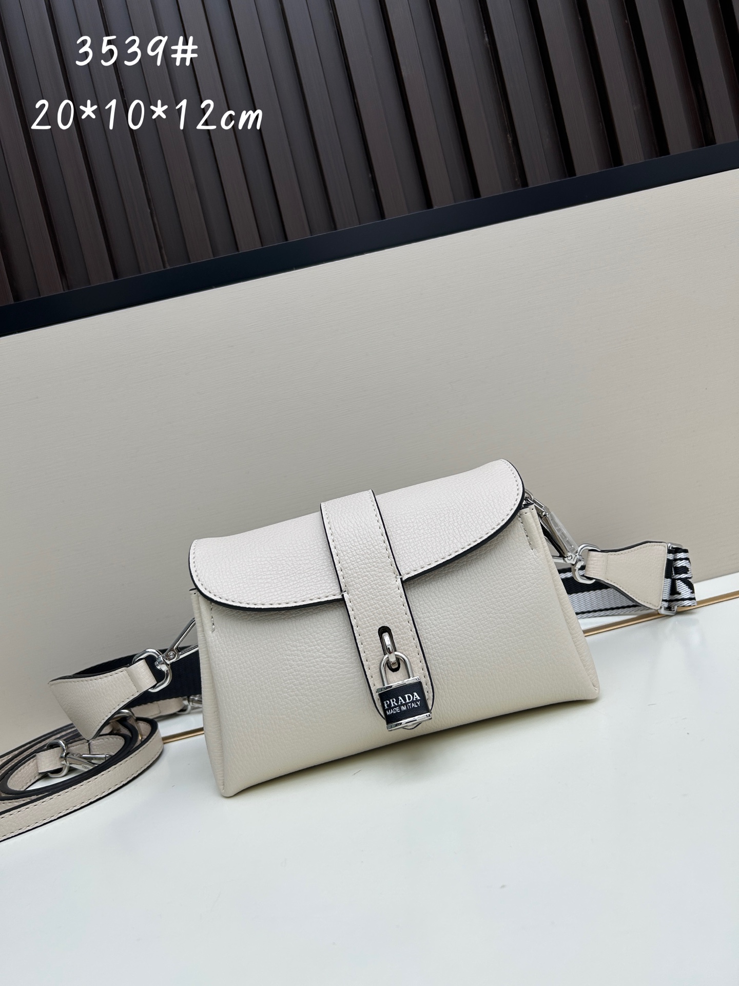独家首发-高品质。 劲爆翻盖新款✨普拉达/PRADA-翻盖销量冠军款，👉💗，配置两条肩带💫，2025时尚