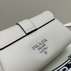 独家首发-高品质。 劲爆翻盖新款✨普拉达/PRADA-翻盖销量冠军款,👉💗,配置两条肩带💫,2025时尚 独家首发-高品质。 劲爆翻盖新款✨普拉达/PRADA-翻盖销量冠军款,👉💗,配置两条肩带💫,2025时尚