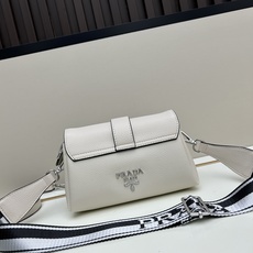 独家首发-高品质。 劲爆翻盖新款✨普拉达/PRADA-翻盖销量冠军款,👉💗,配置两条肩带💫,2025时尚 独家首发-高品质。 劲爆翻盖新款✨普拉达/PRADA-翻盖销量冠军款,👉💗,配置两条肩带💫,2025时尚
