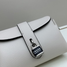 独家首发-高品质。 劲爆翻盖新款✨普拉达/PRADA-翻盖销量冠军款,👉💗,配置两条肩带💫,2025时尚 独家首发-高品质。 劲爆翻盖新款✨普拉达/PRADA-翻盖销量冠军款,👉💗,配置两条肩带💫,2025时尚