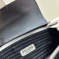 独家首发-高品质。 劲爆翻盖新款✨普拉达/PRADA-翻盖销量冠军款,👉💗,配置两条肩带💫,2025时尚 独家首发-高品质。 劲爆翻盖新款✨普拉达/PRADA-翻盖销量冠军款,👉💗,配置两条肩带💫,2025时尚