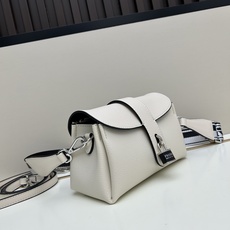 独家首发-高品质。 劲爆翻盖新款✨普拉达/PRADA-翻盖销量冠军款,👉💗,配置两条肩带💫,2025时尚 独家首发-高品质。 劲爆翻盖新款✨普拉达/PRADA-翻盖销量冠军款,👉💗,配置两条肩带💫,2025时尚
