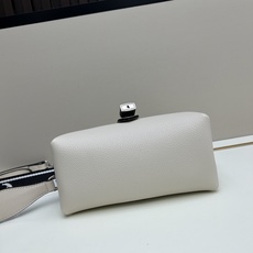 独家首发-高品质。 劲爆翻盖新款✨普拉达/PRADA-翻盖销量冠军款,👉💗,配置两条肩带💫,2025时尚 独家首发-高品质。 劲爆翻盖新款✨普拉达/PRADA-翻盖销量冠军款,👉💗,配置两条肩带💫,2025时尚