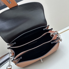 独家首发-高品质。 劲爆翻盖新款✨普拉达/PRADA-翻盖销量冠军款,👉💗,配置两条肩带💫,2025时尚 独家首发-高品质。 劲爆翻盖新款✨普拉达/PRADA-翻盖销量冠军款,👉💗,配置两条肩带💫,2025时尚