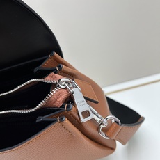 独家首发-高品质。 劲爆翻盖新款✨普拉达/PRADA-翻盖销量冠军款,👉💗,配置两条肩带💫,2025时尚 独家首发-高品质。 劲爆翻盖新款✨普拉达/PRADA-翻盖销量冠军款,👉💗,配置两条肩带💫,2025时尚