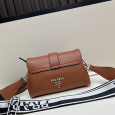 独家首发-高品质。 劲爆翻盖新款✨普拉达/PRADA-翻盖销量冠军款,👉💗,配置两条肩带💫,2025时尚 独家首发-高品质。 劲爆翻盖新款✨普拉达/PRADA-翻盖销量冠军款,👉💗,配置两条肩带💫,2025时尚