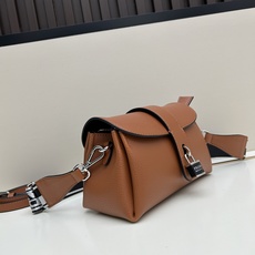 独家首发-高品质。 劲爆翻盖新款✨普拉达/PRADA-翻盖销量冠军款,👉💗,配置两条肩带💫,2025时尚 独家首发-高品质。 劲爆翻盖新款✨普拉达/PRADA-翻盖销量冠军款,👉💗,配置两条肩带💫,2025时尚