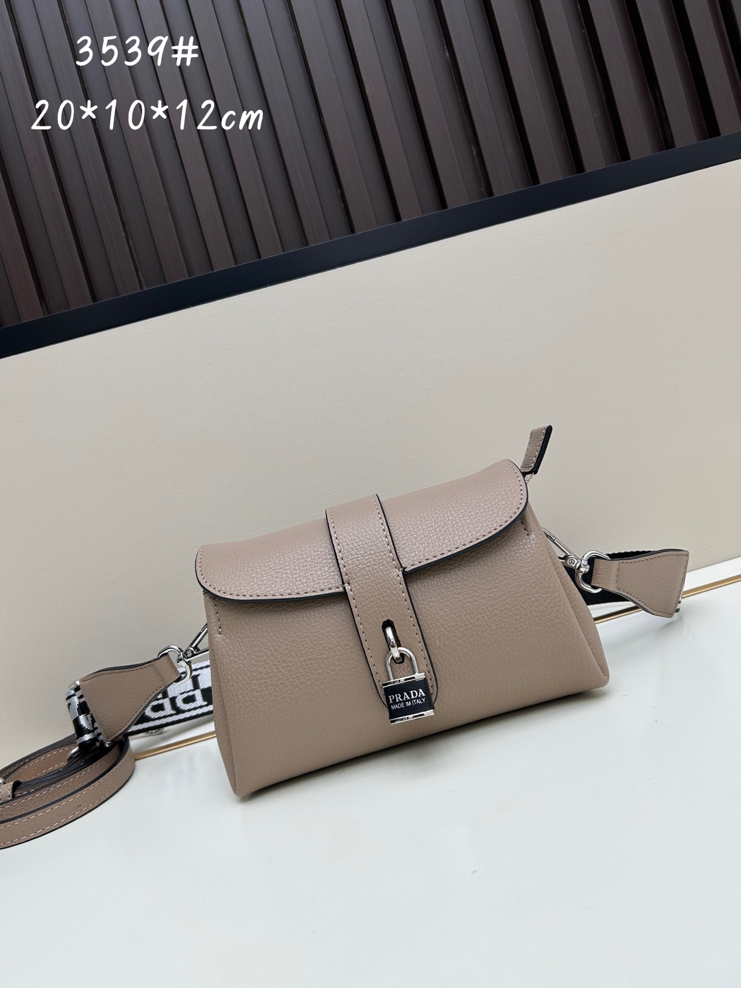 独家首发-高品质。 劲爆翻盖新款✨普拉达/PRADA-翻盖销量冠军款，👉💗，配置两条肩带💫，2025时尚