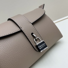 独家首发-高品质。 劲爆翻盖新款✨普拉达/PRADA-翻盖销量冠军款,👉💗,配置两条肩带💫,2025时尚 独家首发-高品质。 劲爆翻盖新款✨普拉达/PRADA-翻盖销量冠军款,👉💗,配置两条肩带💫,2025时尚