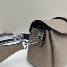 独家首发-高品质。 劲爆翻盖新款✨普拉达/PRADA-翻盖销量冠军款,👉💗,配置两条肩带💫,2025时尚 独家首发-高品质。 劲爆翻盖新款✨普拉达/PRADA-翻盖销量冠军款,👉💗,配置两条肩带💫,2025时尚