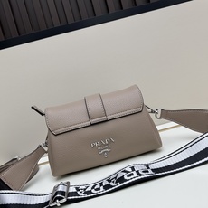 独家首发-高品质。 劲爆翻盖新款✨普拉达/PRADA-翻盖销量冠军款,👉💗,配置两条肩带💫,2025时尚 独家首发-高品质。 劲爆翻盖新款✨普拉达/PRADA-翻盖销量冠军款,👉💗,配置两条肩带💫,2025时尚