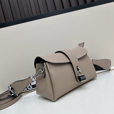 独家首发-高品质。 劲爆翻盖新款✨普拉达/PRADA-翻盖销量冠军款,👉💗,配置两条肩带💫,2025时尚 独家首发-高品质。 劲爆翻盖新款✨普拉达/PRADA-翻盖销量冠军款,👉💗,配置两条肩带💫,2025时尚