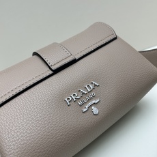 独家首发-高品质。 劲爆翻盖新款✨普拉达/PRADA-翻盖销量冠军款,👉💗,配置两条肩带💫,2025时尚 独家首发-高品质。 劲爆翻盖新款✨普拉达/PRADA-翻盖销量冠军款,👉💗,配置两条肩带💫,2025时尚