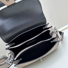 独家首发-高品质。 劲爆翻盖新款✨普拉达/PRADA-翻盖销量冠军款,👉💗,配置两条肩带💫,2025时尚 独家首发-高品质。 劲爆翻盖新款✨普拉达/PRADA-翻盖销量冠军款,👉💗,配置两条肩带💫,2025时尚