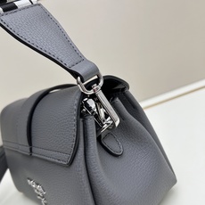 独家首发-高品质。 劲爆翻盖新款✨普拉达/PRADA-翻盖销量冠军款,👉💗,配置两条肩带💫,2025时尚 独家首发-高品质。 劲爆翻盖新款✨普拉达/PRADA-翻盖销量冠军款,👉💗,配置两条肩带💫,2025时尚