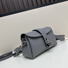 独家首发-高品质。 劲爆翻盖新款✨普拉达/PRADA-翻盖销量冠军款,👉💗,配置两条肩带💫,2025时尚 独家首发-高品质。 劲爆翻盖新款✨普拉达/PRADA-翻盖销量冠军款,👉💗,配置两条肩带💫,2025时尚