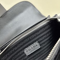 独家首发-高品质。 劲爆翻盖新款✨普拉达/PRADA-翻盖销量冠军款,👉💗,配置两条肩带💫,2025时尚 独家首发-高品质。 劲爆翻盖新款✨普拉达/PRADA-翻盖销量冠军款,👉💗,配置两条肩带💫,2025时尚