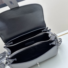 独家首发-高品质。 劲爆翻盖新款✨普拉达/PRADA-翻盖销量冠军款,👉💗,配置两条肩带💫,2025时尚 独家首发-高品质。 劲爆翻盖新款✨普拉达/PRADA-翻盖销量冠军款,👉💗,配置两条肩带💫,2025时尚
