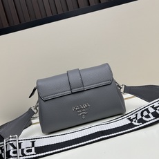 独家首发-高品质。 劲爆翻盖新款✨普拉达/PRADA-翻盖销量冠军款,👉💗,配置两条肩带💫,2025时尚 独家首发-高品质。 劲爆翻盖新款✨普拉达/PRADA-翻盖销量冠军款,👉💗,配置两条肩带💫,2025时尚