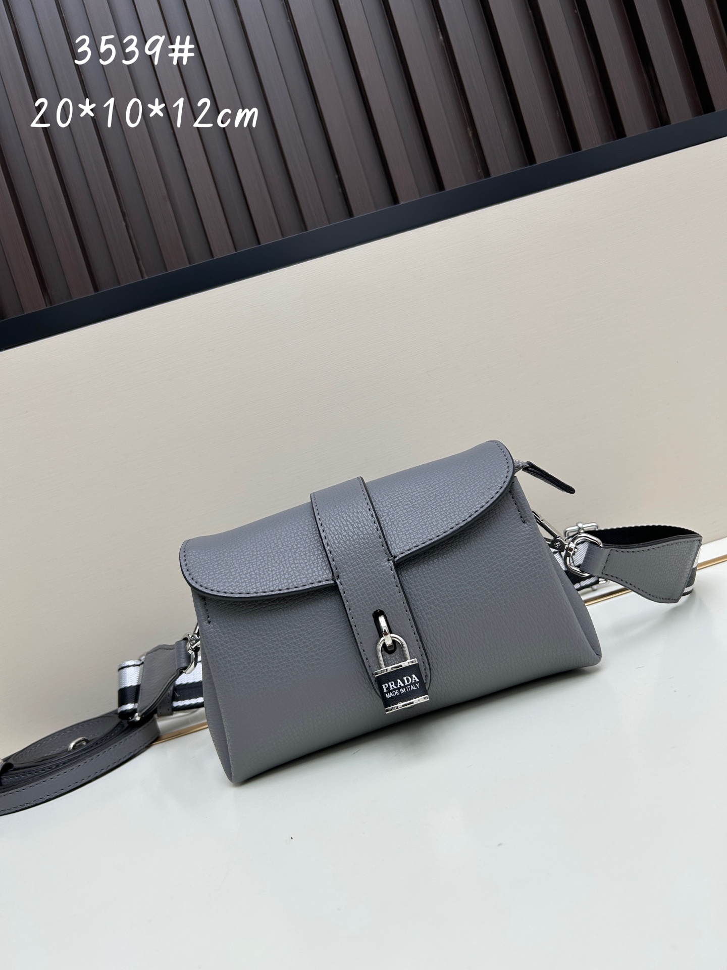 独家首发-高品质。 劲爆翻盖新款✨普拉达/PRADA-翻盖销量冠军款，👉💗，配置两条肩带💫，2025时尚