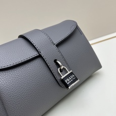 独家首发-高品质。 劲爆翻盖新款✨普拉达/PRADA-翻盖销量冠军款,👉💗,配置两条肩带💫,2025时尚 独家首发-高品质。 劲爆翻盖新款✨普拉达/PRADA-翻盖销量冠军款,👉💗,配置两条肩带💫,2025时尚