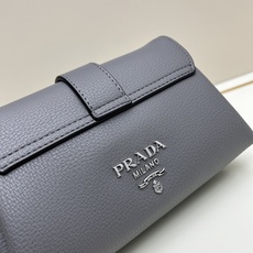 独家首发-高品质。 劲爆翻盖新款✨普拉达/PRADA-翻盖销量冠军款,👉💗,配置两条肩带💫,2025时尚 独家首发-高品质。 劲爆翻盖新款✨普拉达/PRADA-翻盖销量冠军款,👉💗,配置两条肩带💫,2025时尚