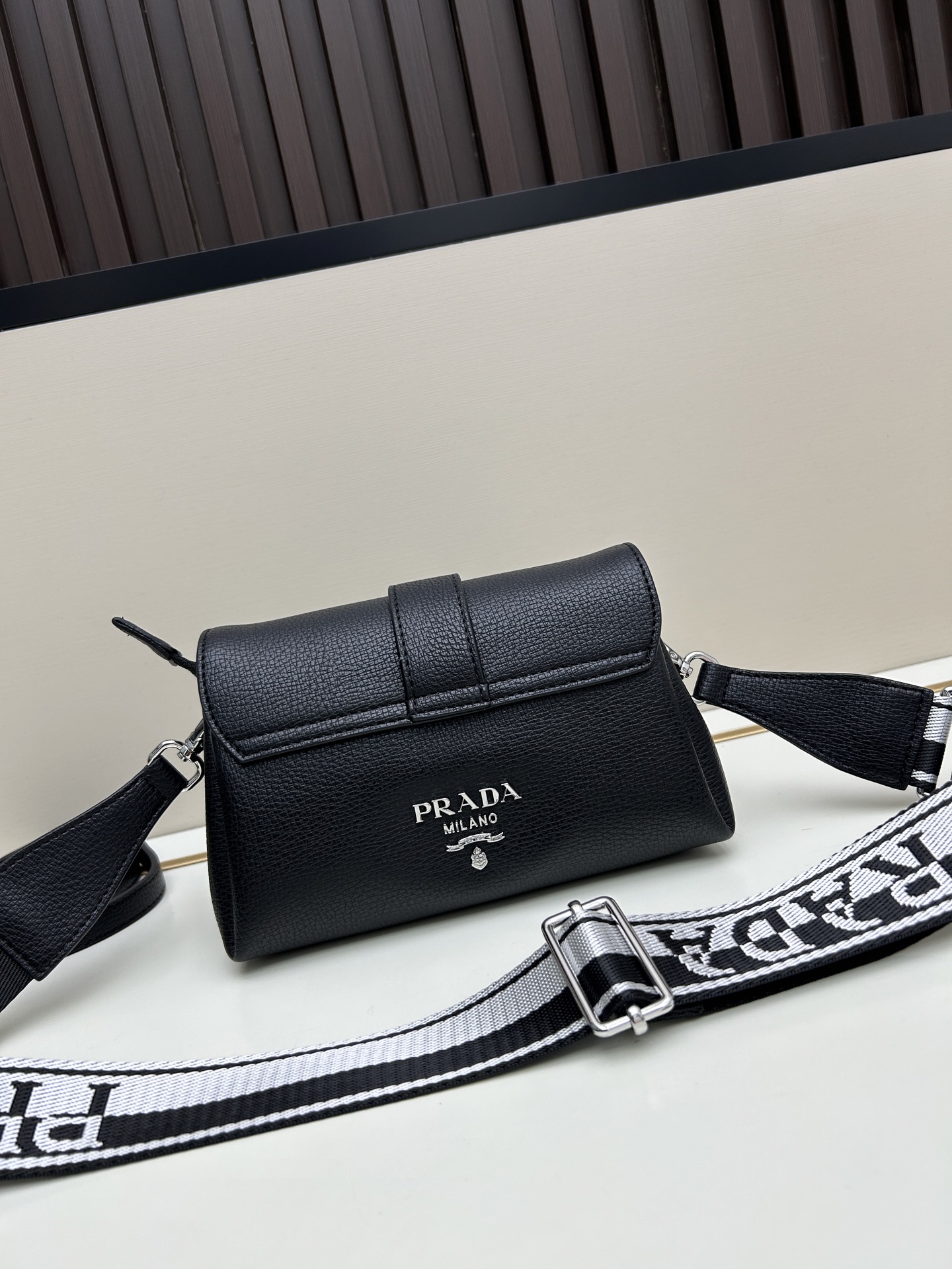 独家首发-高品质。 劲爆翻盖新款✨普拉达/PRADA-翻盖销量冠军款，👉💗，配置两条肩带💫，2025时尚