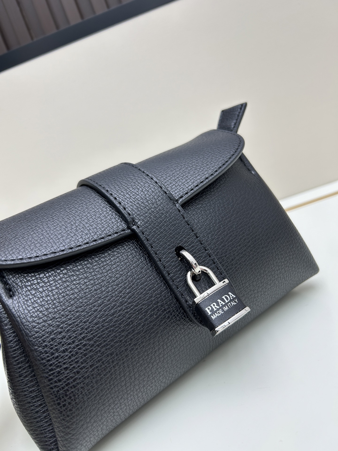 独家首发-高品质。 劲爆翻盖新款✨普拉达/PRADA-翻盖销量冠军款，👉💗，配置两条肩带💫，2025时尚